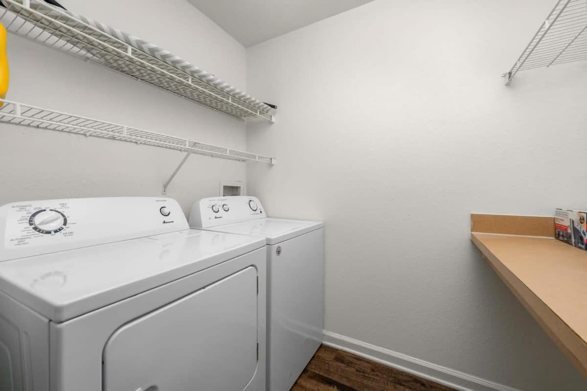 5 Mi To Busch Gardens + 2 Mi To Usf + Pool + Gym Apartment