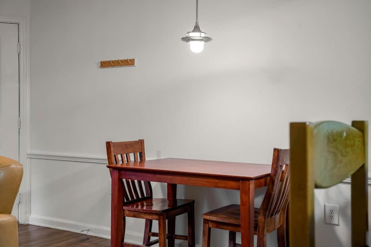 Apartment 5 Mi To Busch Gardens + 2 Mi To Usf + Pool + Gym *