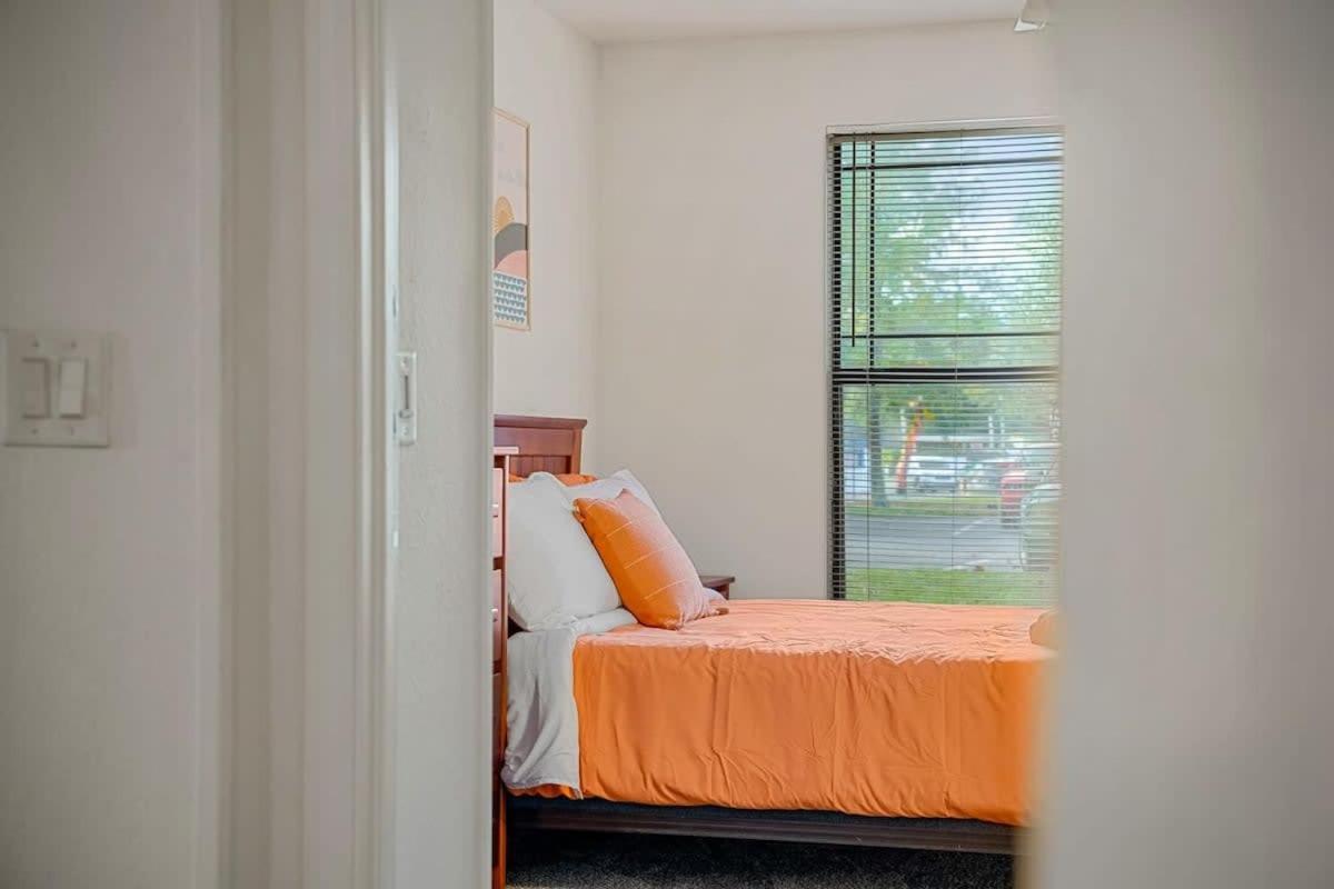 Apartment 5 Mi To Busch Gardens + 2 Mi To Usf + Pool + Gym *
